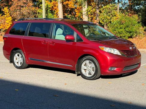 Used 2016 Toyota Sienna LE image 23