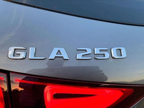 Used 2023 Mercedes-Benz GLA 250 4MATIC w/ Premium Package image 29