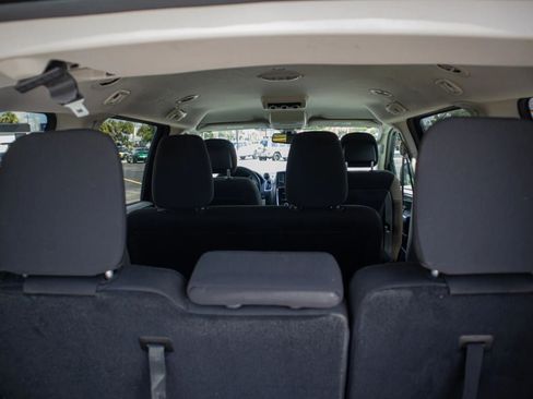 Used 2019 Dodge Grand Caravan SE w/ UConnect Hands-Free Group FWD image 8