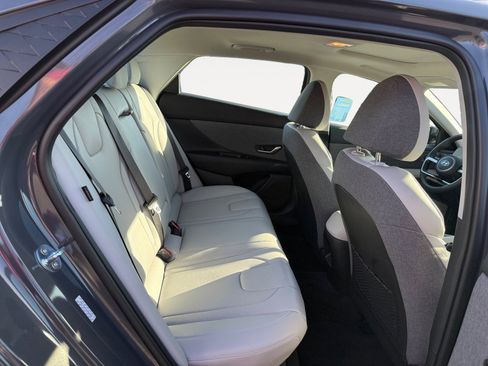 Certified 2025 Hyundai Elantra Limited image 18