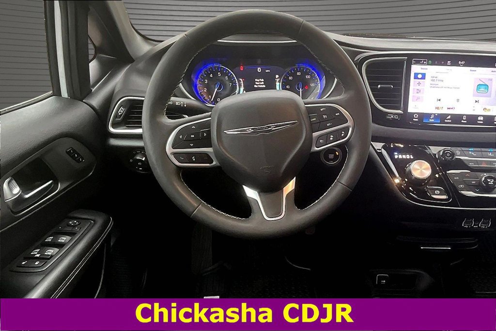 Used 2025 Chrysler Pacifica Select FWD image 8