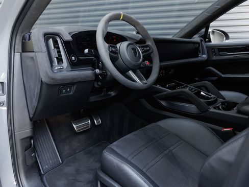 Certified 2025 Porsche Cayenne Turbo GT AWD/4WD image 4