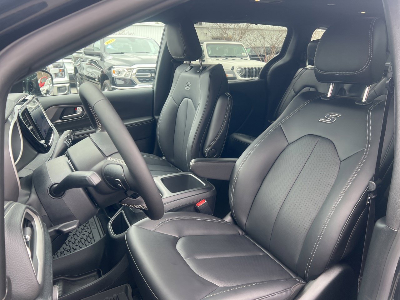 New 2026 Chrysler Pacifica Select w/ S Appearance Package FWD image 15
