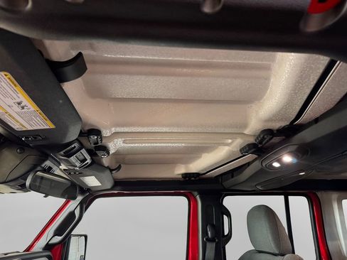 Used 2025 Jeep Wrangler Unlimited Sahara AWD/4WD image 23