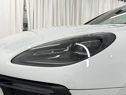 Certified 2025 Porsche Macan image 17