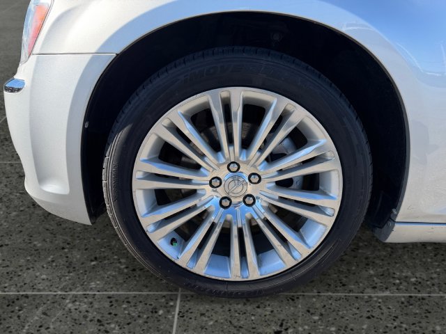 Used 2011 Chrysler 300 C RWD image 9