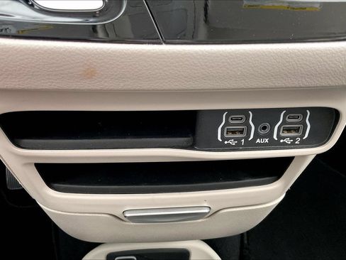 Used 2024 Chrysler Pacifica Touring-L FWD image 15