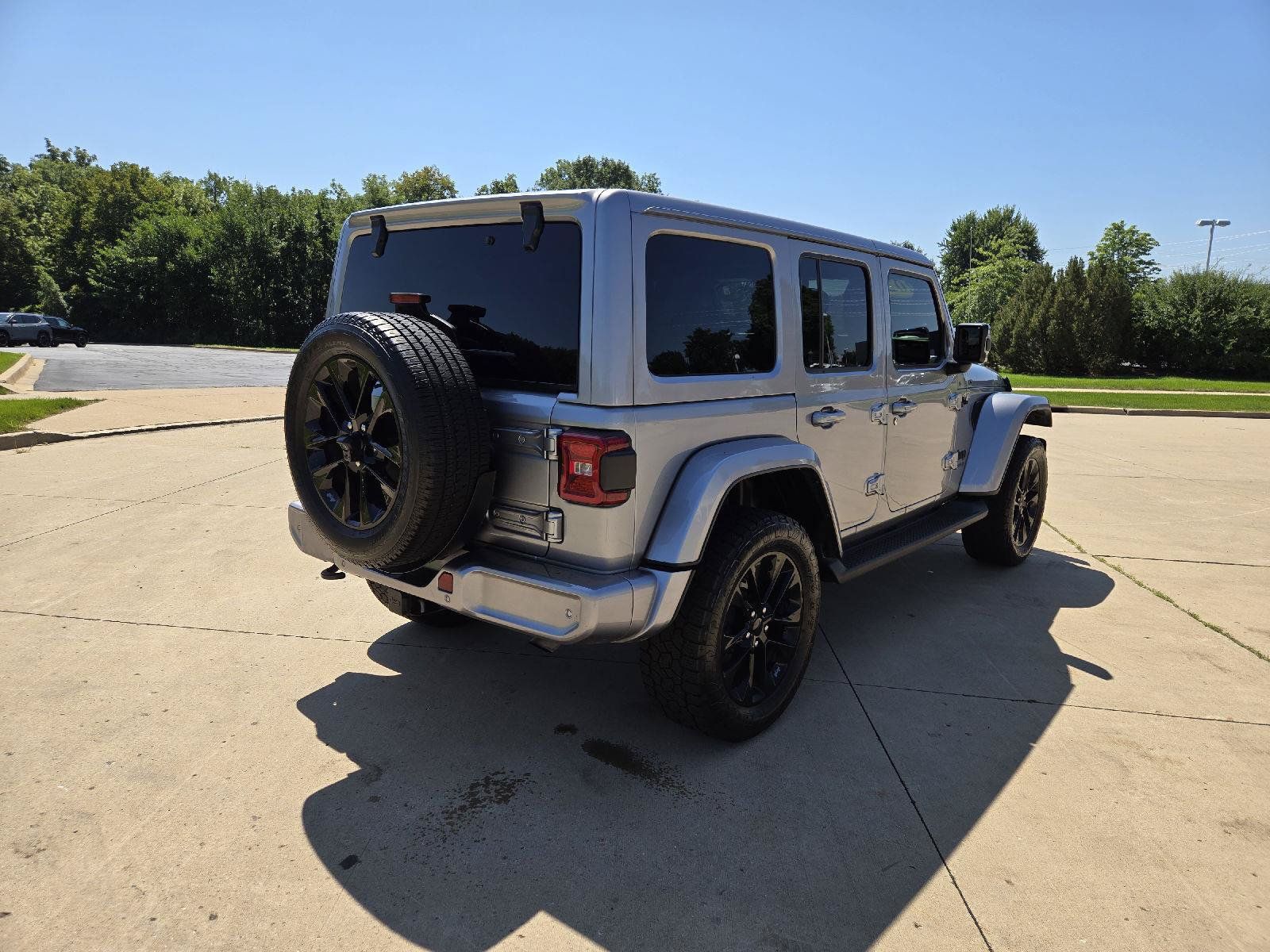 Used 2021 Jeep Wrangler Unlimited Sahara AWD/4WD image 3