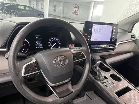 Certified 2021 Toyota Sienna LE image 6