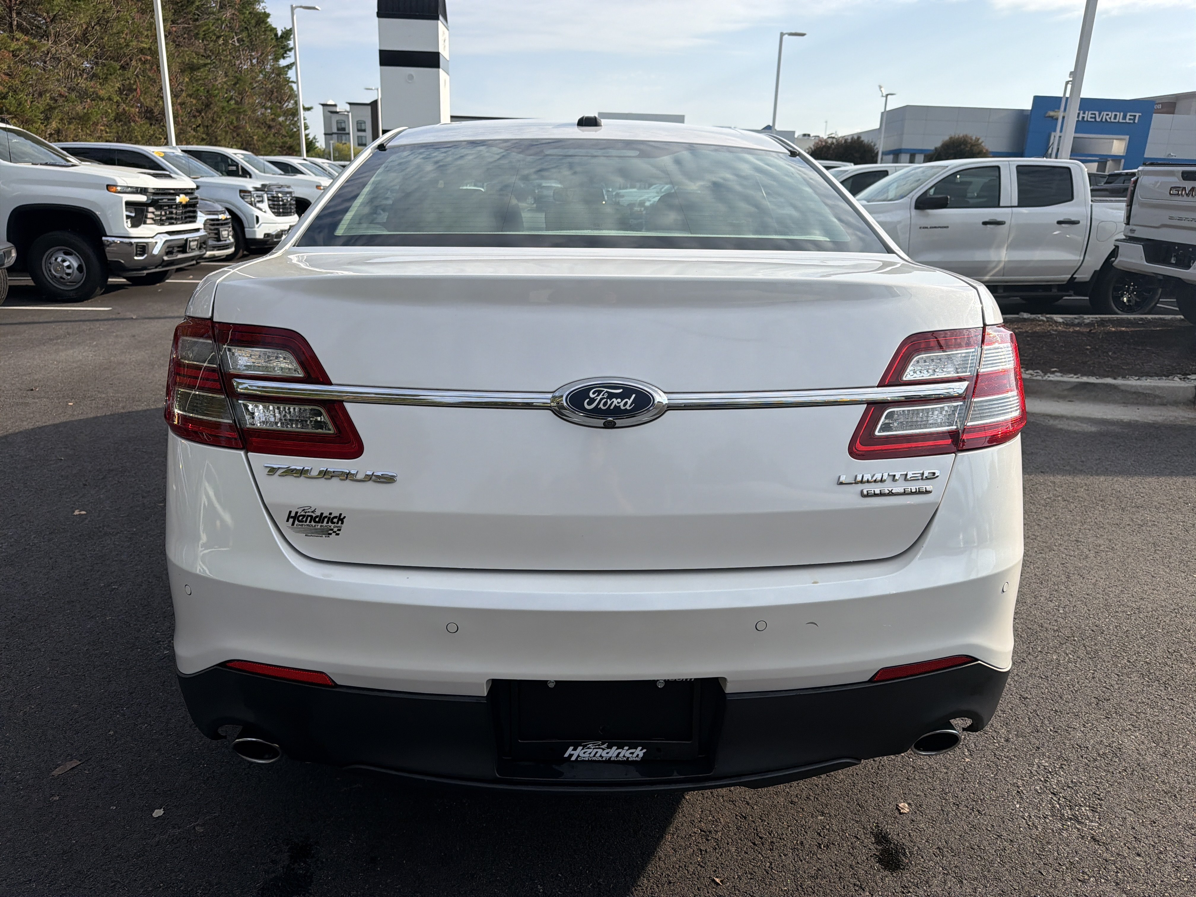 Used 2018 Ford Taurus Limited w/ Driver Assist Package FWD image 9