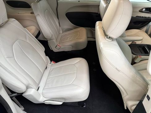 Used 2017 Chrysler Pacifica Touring-L w/ Tire & Wheel Group image 35