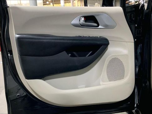 Used 2019 Chrysler Pacifica Touring Plus w/ Cold Weather Group image 21