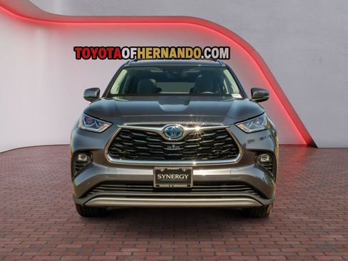 Used 2022 Toyota Highlander Platinum AWD/4WD image 2