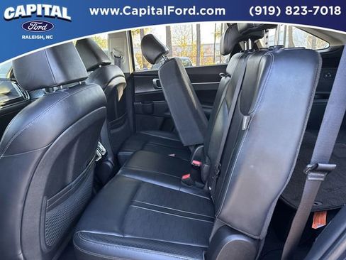 Used 2024 Kia Sorento S image 16