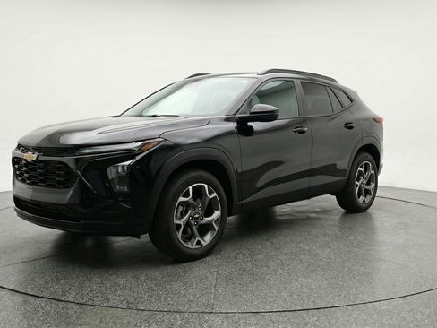 Used 2025 Chevrolet Trax LT image 3