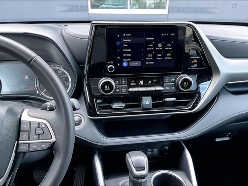 Used 2025 Toyota Highlander LE FWD image 8
