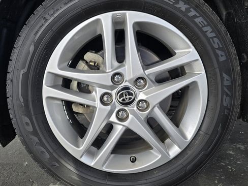 Used 2022 Toyota C-HR XLE image 41