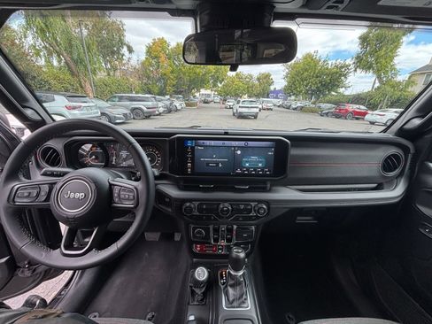 Used 2025 Jeep Wrangler Unlimited Rubicon AWD/4WD image 27