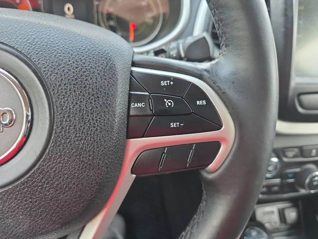 Used 2018 Jeep Cherokee Latitude Plus w/ Cold Weather Group AWD/4WD image 20