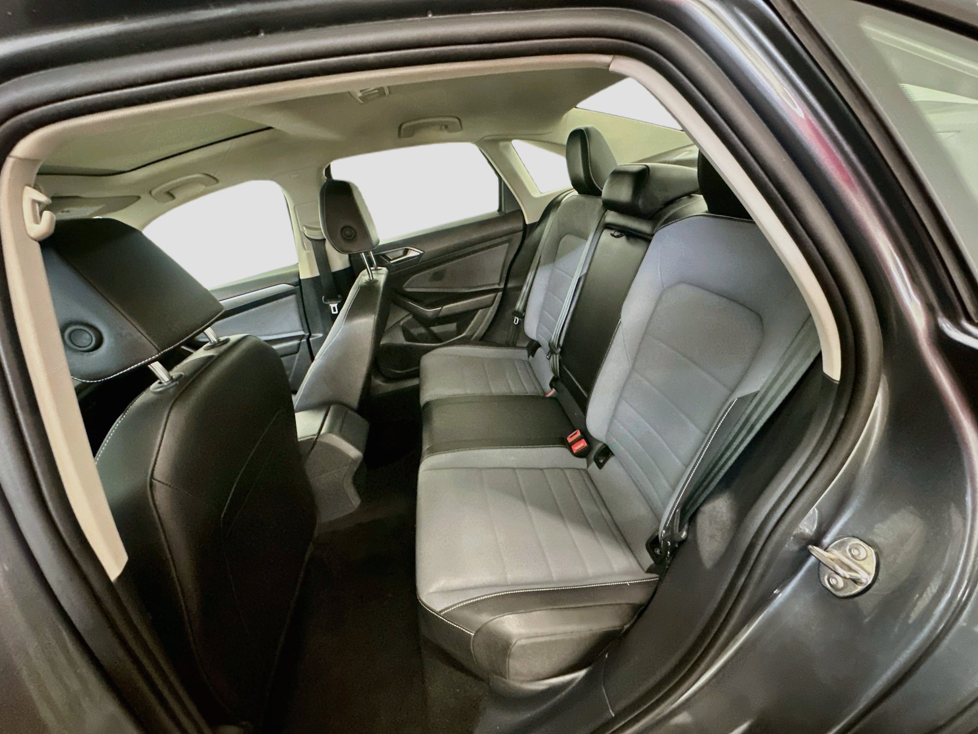 Used 2025 Volkswagen Jetta SE FWD image 30