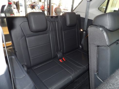 Used 2020 Volkswagen Tiguan SE image 18