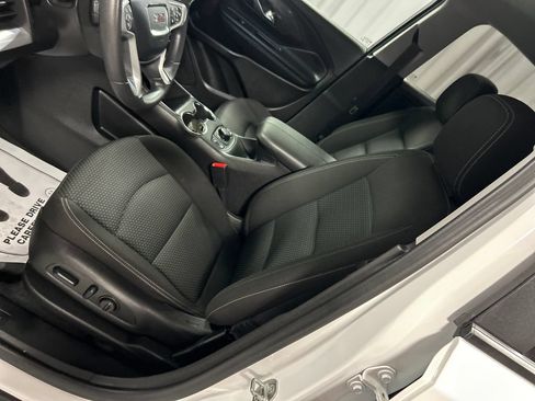 Used 2024 GMC Terrain SLE w/ Driver Convenience Package FWD image 12