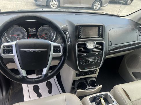 Used 2013 Chrysler Town & Country Touring-L w/ Entertainment Group #2 image 20
