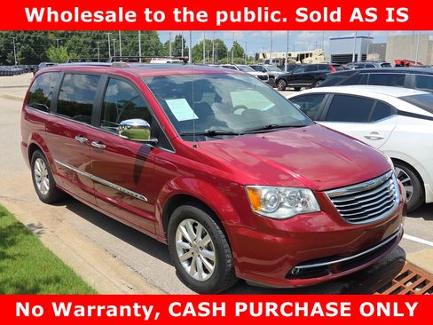 Used 2015 Chrysler Town & Country Limited Platinum FWD image 1