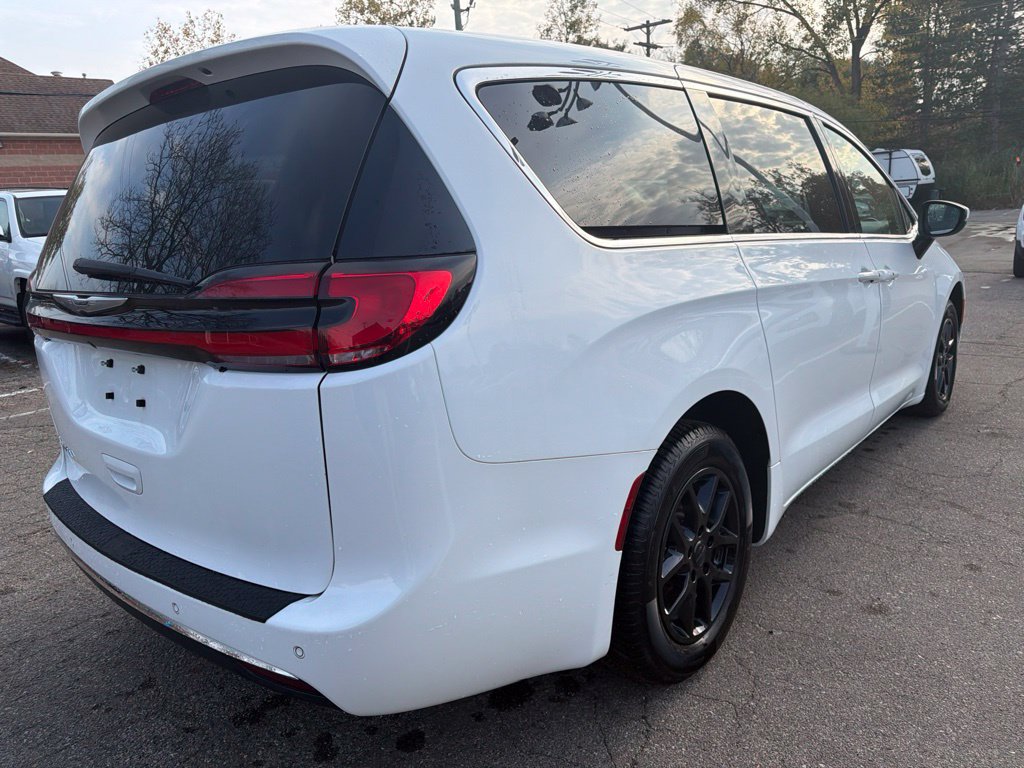 Used 2023 Chrysler Pacifica Touring FWD image 5