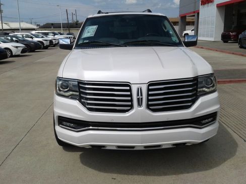 Used 2017 Lincoln Navigator Select image 2