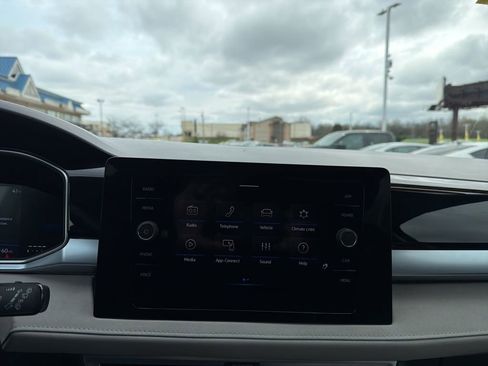 Used 2025 Volkswagen Taos SE image 24