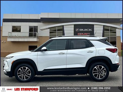 Used 2025 Chevrolet TrailBlazer LT FWD image 2