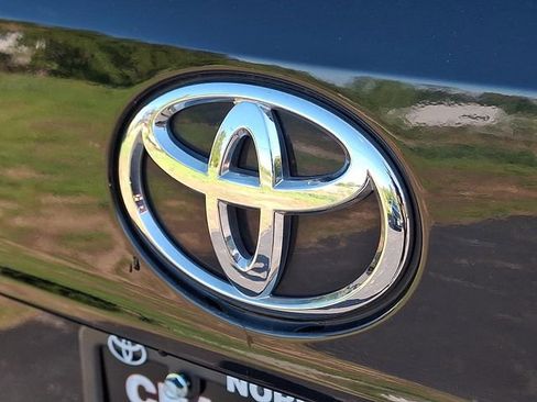 Used 2023 Toyota Highlander XLE AWD/4WD image 32