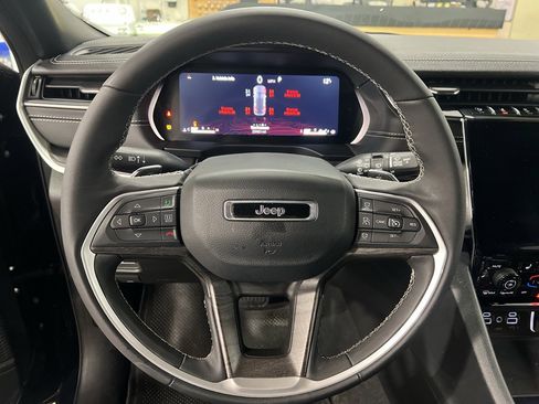 Used 2024 Jeep Grand Cherokee Limited w/ Luxury Tech Group II image 5