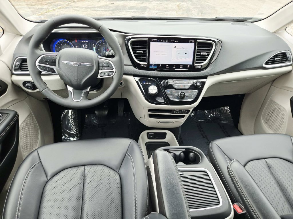 Certified 2024 Chrysler Pacifica Touring-L FWD image 9