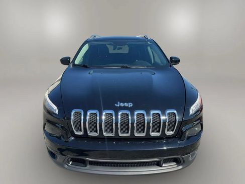 Used 2018 Jeep Cherokee Latitude Plus w/ Comfort/Convenience Group FWD image 3