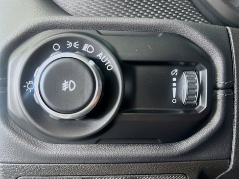 Used 2025 Jeep Wrangler Unlimited Rubicon AWD/4WD image 10