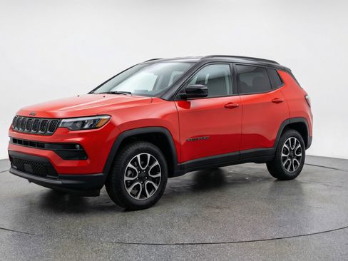 Used 2025 Jeep Compass Trailhawk AWD/4WD image 3