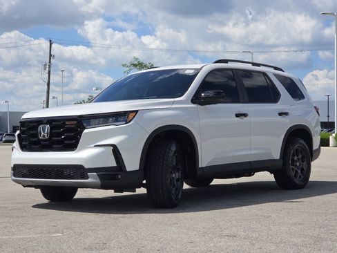 Used 2025 Honda Pilot TrailSport image 13