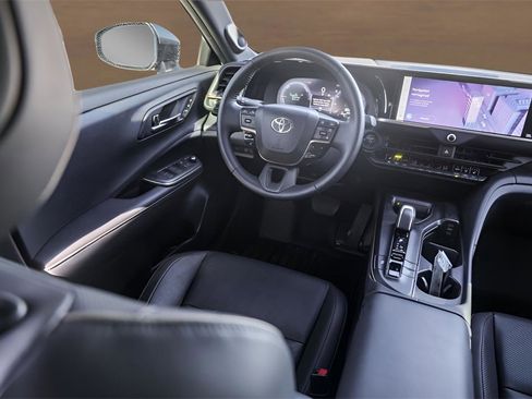 Used 2023 Toyota Crown Limited image 26