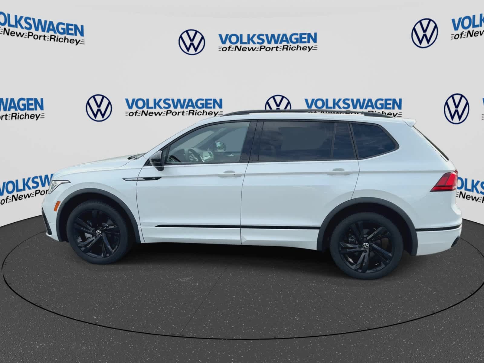 Used 2024 Volkswagen Tiguan SE R-Line FWD image 5