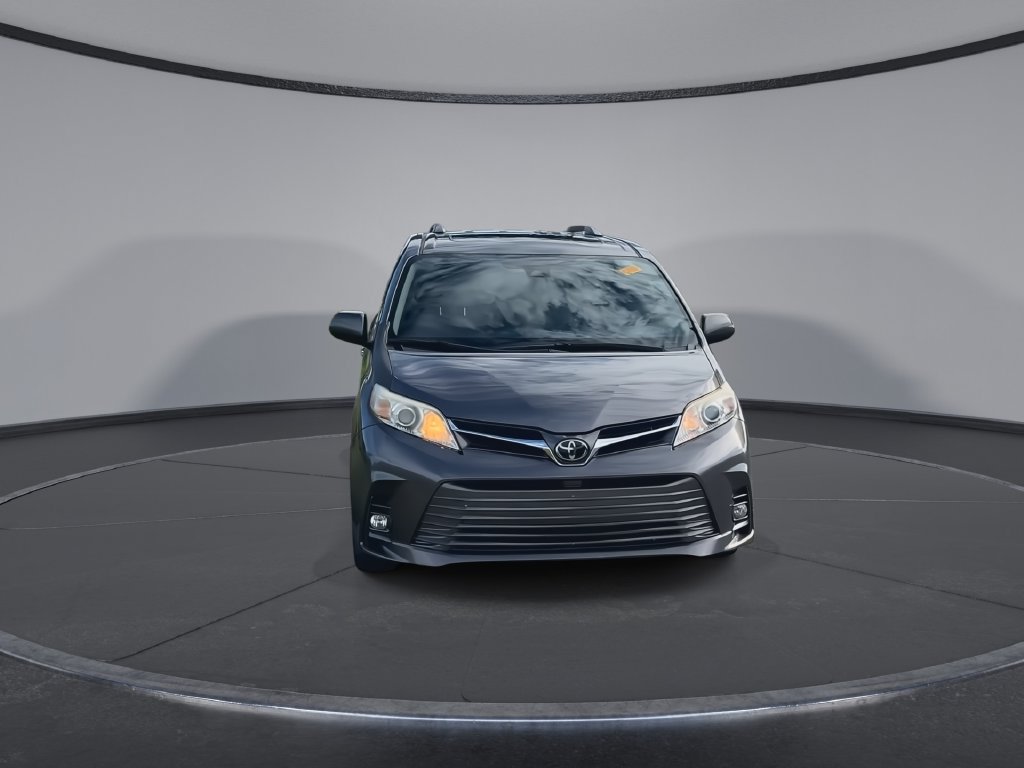 Used 2018 Toyota Sienna XLE w/ XLE Navigation Package FWD image 3