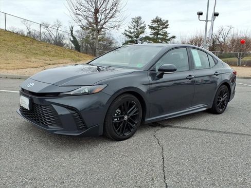 Used 2025 Toyota Camry SE image 9