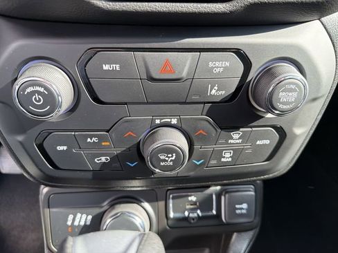 Used 2021 Jeep Renegade Latitude image 20