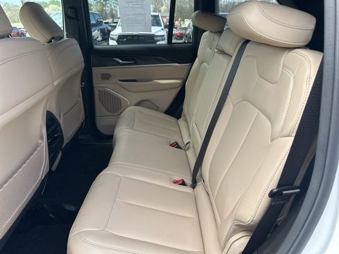 Used 2024 Jeep Grand Cherokee Limited image 23