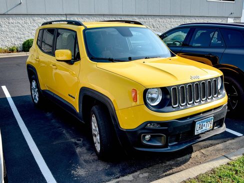 Used 2018 Jeep Renegade Latitude AWD/4WD image 3