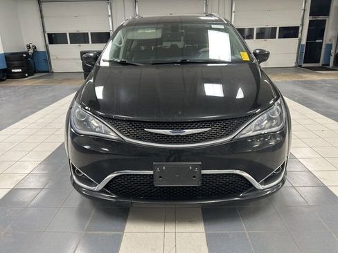 Used 2019 Chrysler Pacifica Touring-L image 2