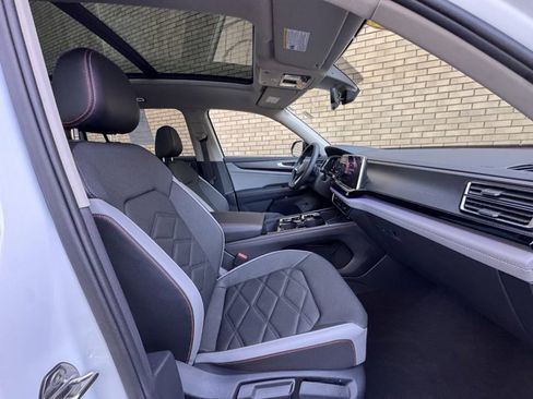 Used 2024 Volkswagen Atlas Peak Edition SE image 43