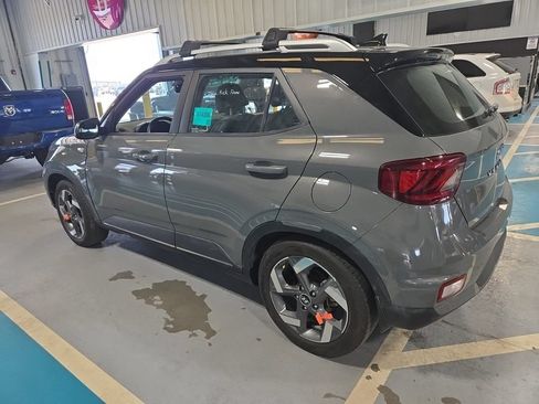 Used 2022 Hyundai Venue Limited FWD image 2