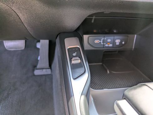 Certified 2025 Kia Sorento S FWD image 28